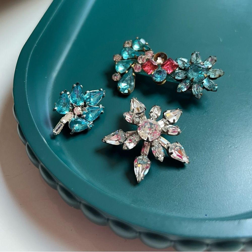 Vintage 3 Piece MCM 1950s 1960s Atomic Era Aqua Pink Crystal Brooch Pins Lot - Picture 5 of 9